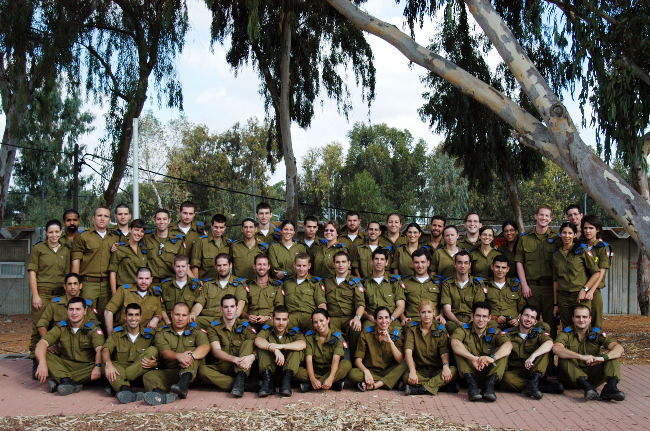 Flickr_-_Israel_Defense_Forces_-_IDF_Field_Doctors_Snap_a_Group_Photo,_Oct_2010