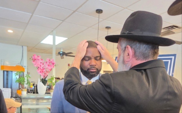 Rabbi Moshe B. Parnes Blesses Byron Donalds at “Bagels with Byron” in Surfside